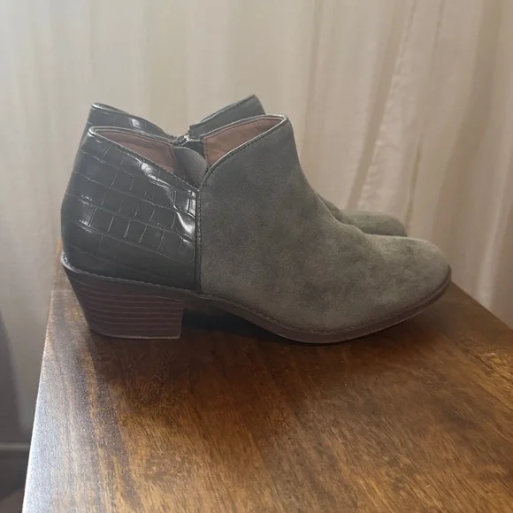 Vionic Marissa Short Bootie, Black Suede Crocodile Print Green Sz 8 - Picture 2 of 8